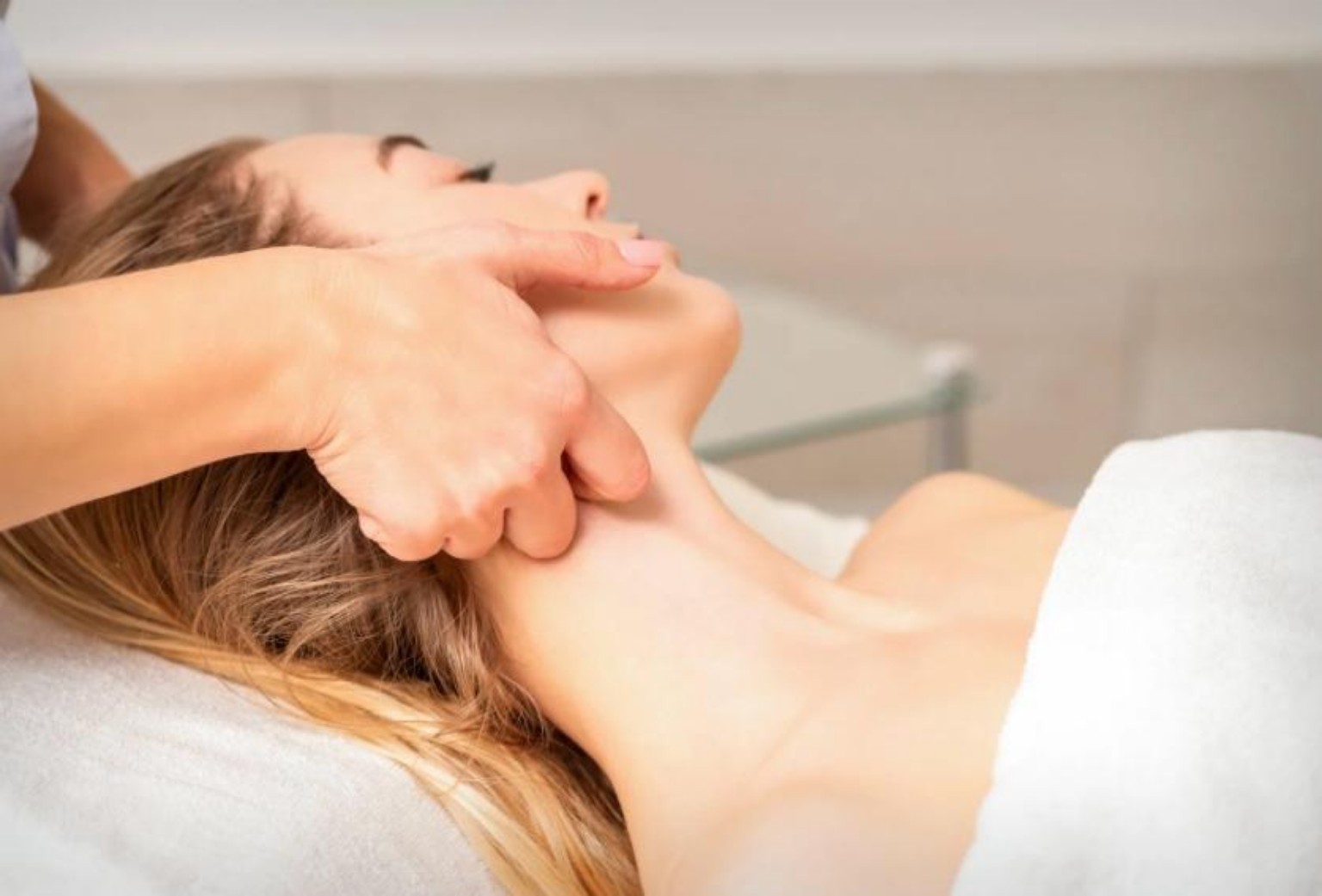 Gestes de massage Kobido au niveau du visage