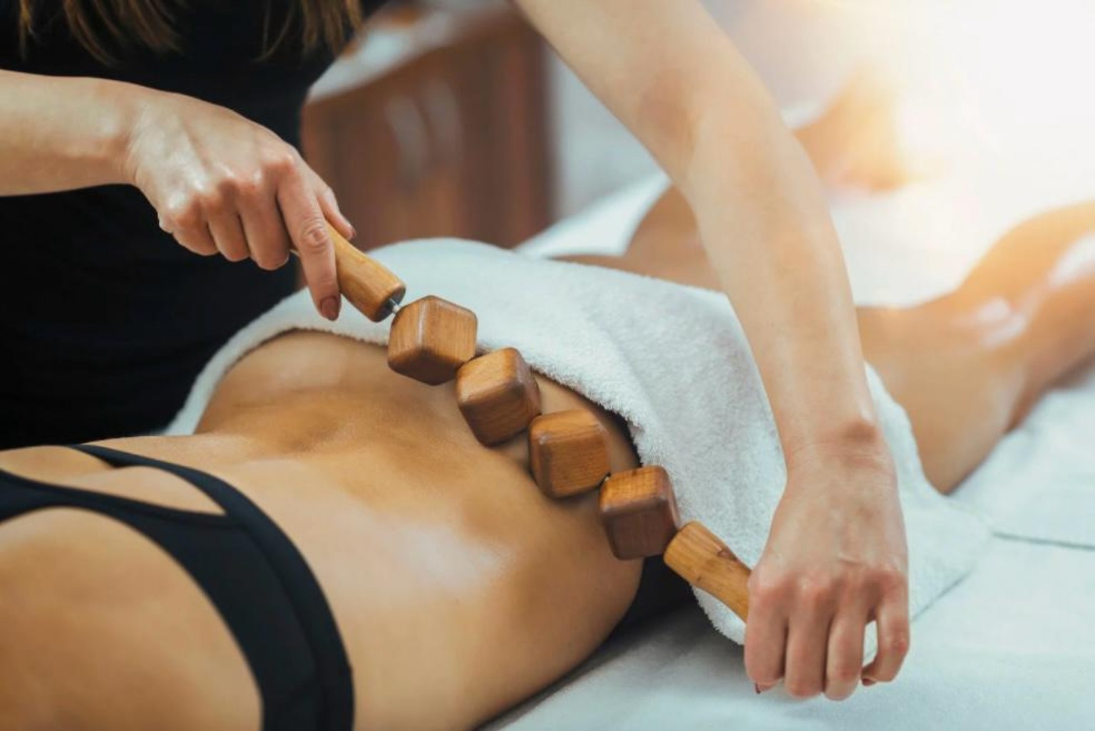 Massage avec accessoires en bois